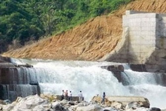 Vỡ đập bờ bao nhà máy phân bón, 45.000m³ chất thải tràn vào nhà dân