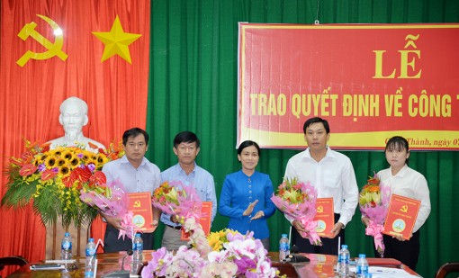 Châu Thành trao quyết định công tác cán bộ