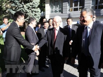 Tổng Bí thư thăm Đại sứ quán và nói chuyện với Việt kiều tại Hungary