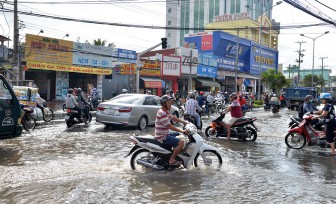 Nhiều tuyến đường nội ô TP. Long Xuyên bị ngập do triều cường lên cao