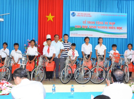 Công an Trà Vinh tiếp tục trao 50 xe đạp cho học sinh