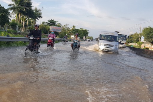 Triều cường dâng cao, người dân ngỡ ngàng vì xe chết máy trên quốc lộ