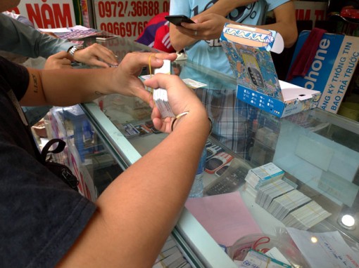 Giá SIM 11 số 'náo loạn' trước giờ chuyển đổi