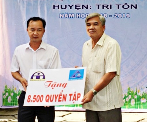 Ban An toàn giao thông tỉnh - Sở Giáo dục và Đào tạo: Tặng 17.000 quyển tập tuyền truyên an toàn giao thông cho học sinh tiểu học