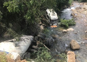 Lai Châu: Xe bồn mất phanh đẩy xe khách xuống vực, 12 người chết