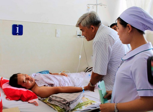 Thăm hỏi, tặng quà các nạn nhân bị thương trong vụ tai nạn giao thông liên hoàn