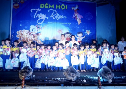 Trao quà Trung thu cho thiếu nhi nghèo 2 xã biên giới An Phú