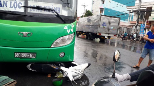 Tiền Giang: Lọt vào gầm xe khách, một phụ nữ thoát chết trong gang tấc