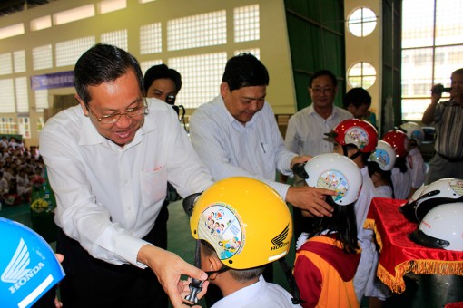 38.396 học sinh lớp 1 được tặng nón bảo hiểm