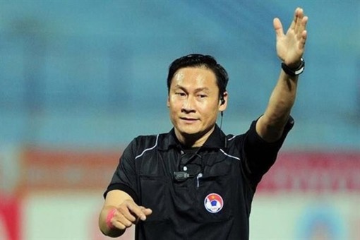 Trọng tài quên rút thẻ đỏ bị đình chỉ công tác