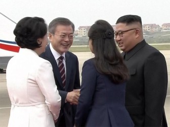 Vợ chồng ông Kim Jong Un ra sân bay đón Tổng thống Hàn