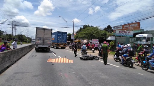 Long An: Va chạm với xe tải, một phụ nữ tử vong tại chỗ