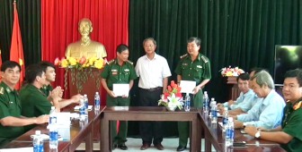 Bí thư Huyện ủy Tri Tôn làm việc với 2 đồn biên phòng