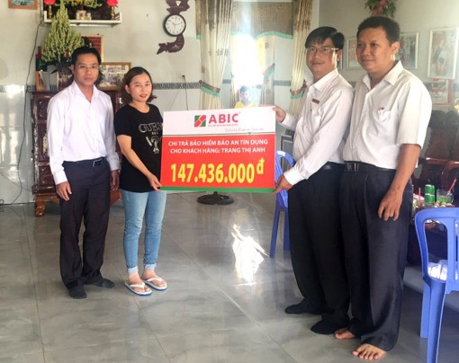 Chi trả quyền lợi bảo hiểm cho khách hàng