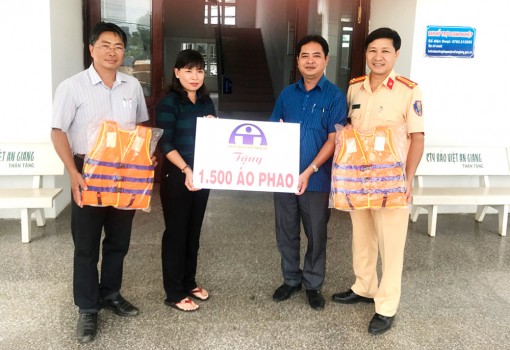 Ban An toàn giao thông tỉnh: Trao tặng 1.500 áo phao cho học sinh vùng lũ