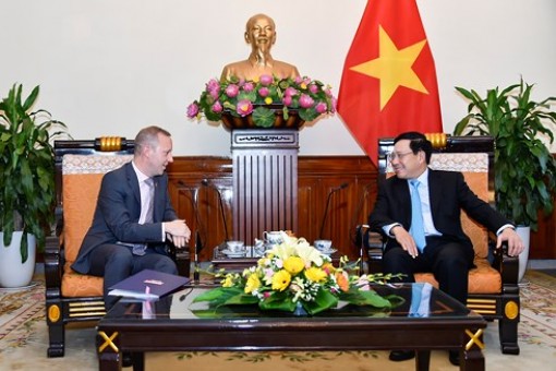 Phó Thủ tướng Phạm Bình Minh tiếp Đại sứ Anh Gareth Ward