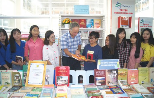 Bồi dưỡng tình yêu sách cho sinh viên