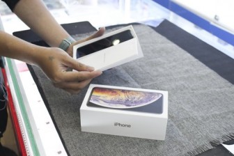 Mở hộp chiếc iPhone XS Max đầu tiên về Việt Nam giá 68 triệu đồng
