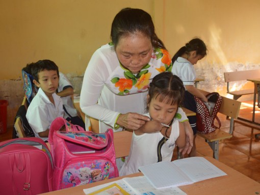 Chuyện cô giáo Sóc Trăng tận tâm với học trò không tay, không chân