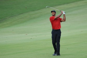 Người hâm mộ vỡ òa trên sân golf khi Tiger Woods giành chức vô địch giải PGA