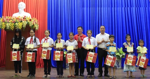 Trao quà trung thu cho trẻ em hoàn cảnh khó khăn