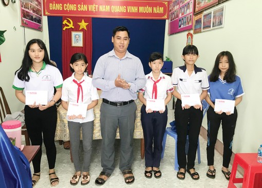 "Tiếp bước đến trường" học sinh vượt khó học giỏi
