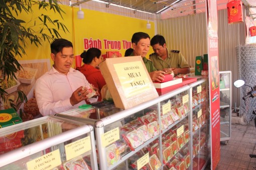 Kiểm tra chất lượng bánh sau Tết Trung thu