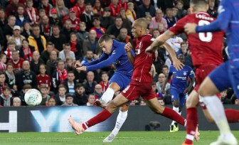 Hazard ghi bàn loại Liverpool khỏi Cup liên đoàn