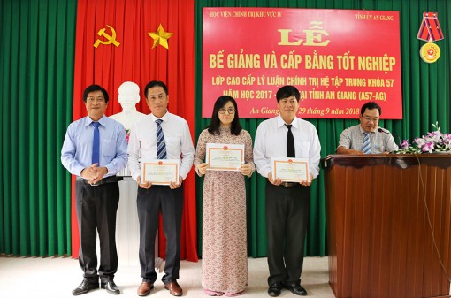 Bế giảng lớp Cao cấp Lý luận Chính trị khóa 57