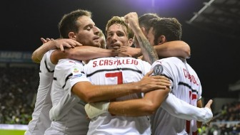 AC Milan thắng vùi dập Sassuolo, nhảy vọt trên bảng xếp hạng