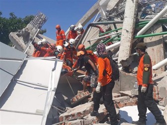 Indonesia: Chạy đua với thời gian tìm người mất tích sau động đất