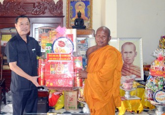 Thăm chúc mừng lễ Sene Dolta của đồng bào dân tộc thiểu số Khmer