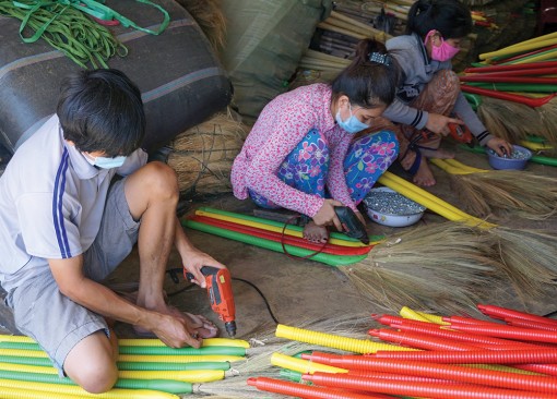 Nhộn nhịp làng bó chổi Cồn Nhỏ