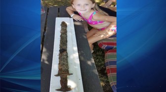 Bé gái 8 tuổi tìm thấy thanh kiếm 1.500 năm tuổi
