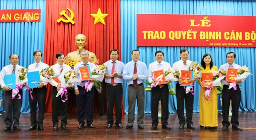 Trao quyết định cán bộ thuộc diện Ban Thường vụ Tỉnh ủy quản lý
