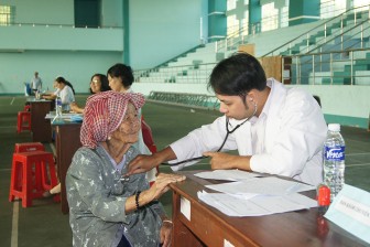 Khám bệnh và cấp thuốc miễn phí cho 300 người nghèo thị trấn Núi Sập