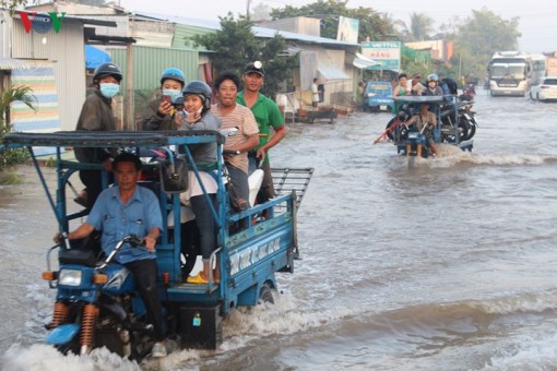 Triều cường nhấn chìm QL1A đoạn qua Sóc Trăng và Hậu Giang