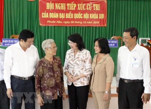 Quyền Chủ tịch nước Đặng Thị Ngọc Thịnh tiếp xúc cử tri tại Vĩnh Long
