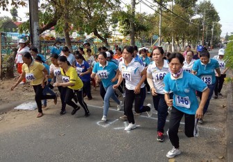 Hội Liên hiệp phụ nữ huyện Châu Phú tổ chức Hội thao và Ngày hội phụ nữ khởi nghiệp