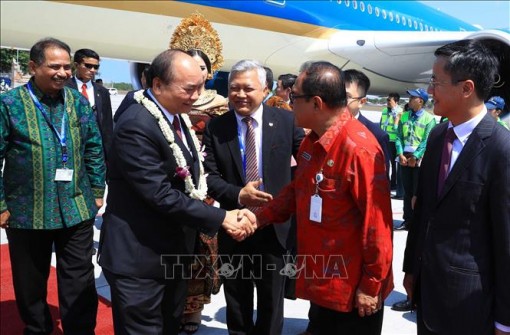 Thủ tướng Nguyễn Xuân Phúc đến Bali, bắt đầu Cuộc gặp các nhà lãnh đạo ASEAN