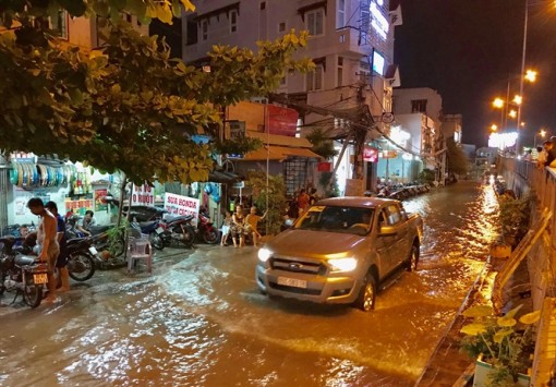 Người dân Cần Thơ bất ngờ trước triều cường dâng cao