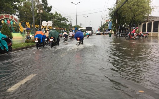 Mưa lớn, nhiều tuyến đường  TP. Long Xuyên chìm trong nước