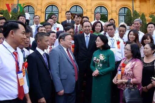 Quyền Chủ tịch nước gặp mặt những tấm gương nông dân xuất sắc