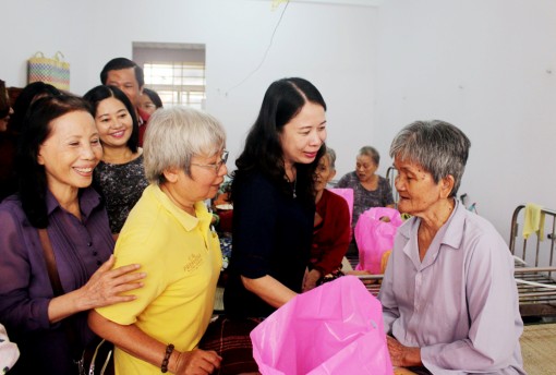 Bí thư Tỉnh ủy thăm người già neo đơn