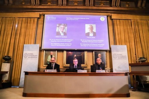 Nobel Kinh tế 2018: Tiệm cận giải pháp cho tăng trưởng bền vững