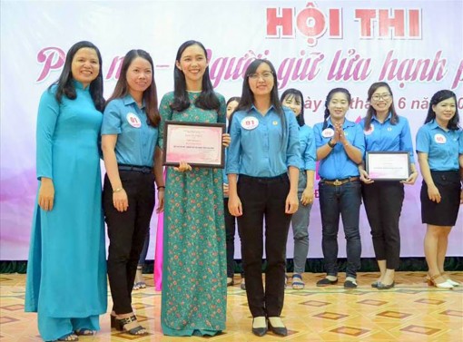 Phát huy vai trò của nữ công nhân, viên chức, lao động