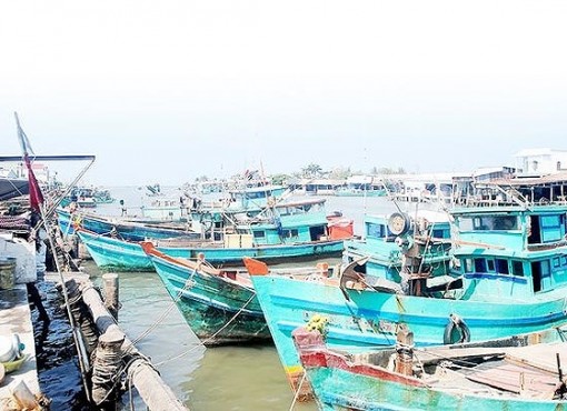 Cà Mau: Nạo vét cửa biển nửa chừng, tàu cá công suất lớn “mắc cạn”