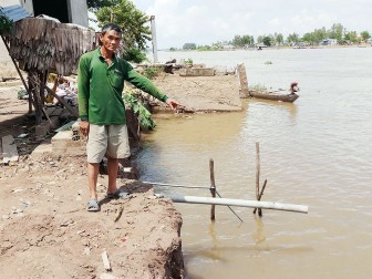 Hỗ trợ hộ dân bị sạt lở ở thị trấn Long Bình vượt qua khó khăn