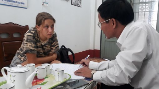 Cô gái Nga ở mãi bệnh viện không chịu đi, công an huyện Phú Quốc 'cầu cứu'