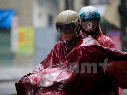 Không khí lạnh gây mưa dông, các tỉnh miền Bắc chuyển lạnh